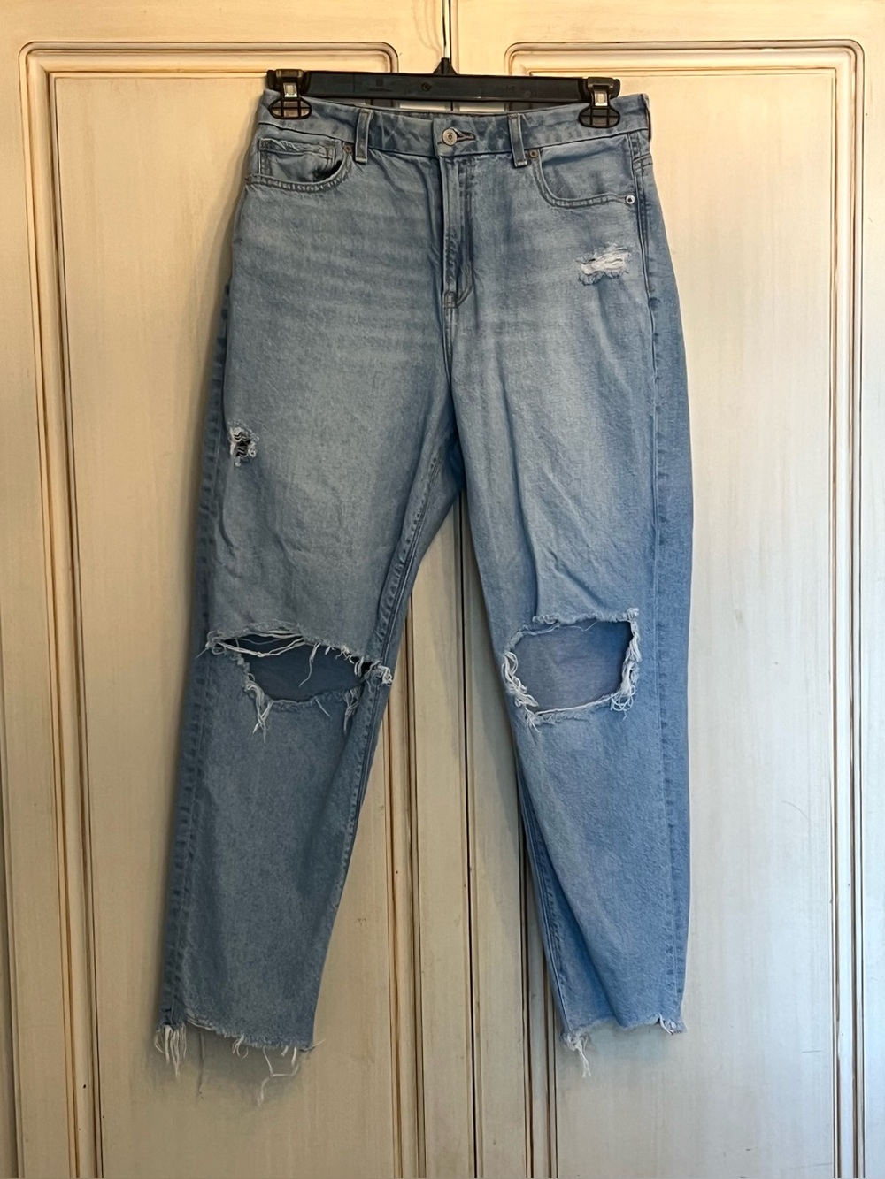 American Eagle Strigid Mom Jeans Sz 10 Short Light Wash Distressed Raw Hem